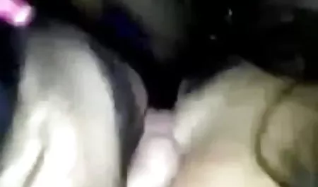 पूल द्वारा युगल सेक्सी ब्लू हिंदी