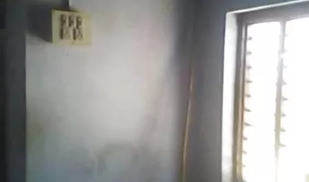 वह उसे इतनी मेहनत से चूसती है कि गोले सेक्सी ब्लू हिंदी कड़े हो जाते हैं
