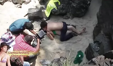 शीना रोज़ सेक्सी हिंदी फिल्म सेक्सी एक पट्टी में बैठ जाती है