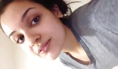 ब्यूटी बेला बेरेटा को एक बड़े ट्रंक पर लगाया जाता है वीडियो में सेक्सी पिक्चर वीडियो में