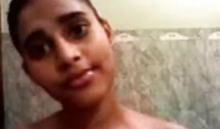 मॉडल एक सेक्सी फिल्म साड़ी वाला पोर्न स्टूडियो के मालिक को एक blowjob देता है