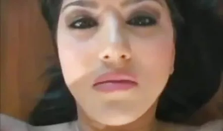 Milf खुद को Pantyhose हिंदी सेक्सी मूवी 2 के साथ कैरी करती है