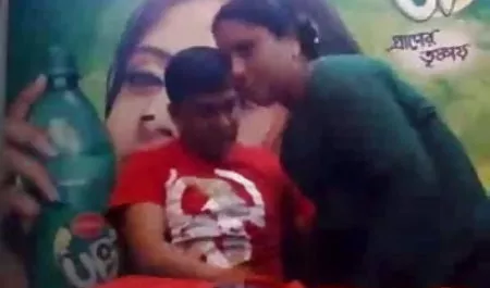 स्वच्छ निपल्स के साथ सेक्सी फिल्म वीडियो दो फैशन मॉडल