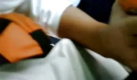 पोती दादी को बहुत आनंद हिंदी फिल्म सेक्सी में देती है