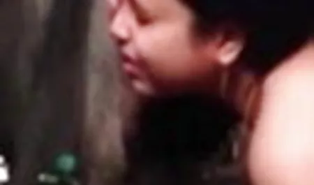 उसके गोरी चूत को सेक्सी वाली वीडियो फिल्म चूमता और चाटता है