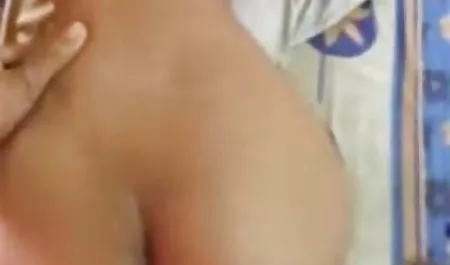 उसकी स्कर्ट को ऊपर उठा सेक्सी फिल्म वीडियो हिंदी में सेक्सी फिल्म कर सेक्स करके उसकी गांड को पेश किया