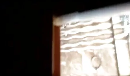 घर की मालकिन सेक्स फिल्म बफ ने खिड़की के वॉशर को बहकाया