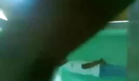 उसकी सेक्स फिल्म के एड़ी को चाटता है