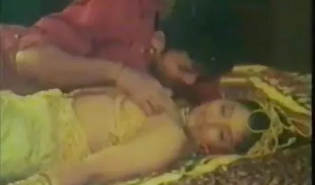 बूढ़ी चाची को सोफे पर एक युवा सेक्सी हिंदी इंग्लिश पिक्चर ने फाड़ दिया
