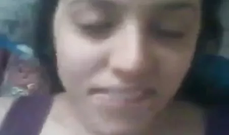 लैटिना को अपनी इंग्लिश सेक्सी हिंदी फिल्म चूत में वाइब्रेटर का आनंद मिलता है