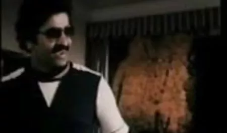 उठाया और सेक्सी फिल्म हिंदी में वीडियो में एक टैटू लड़की गड़बड़