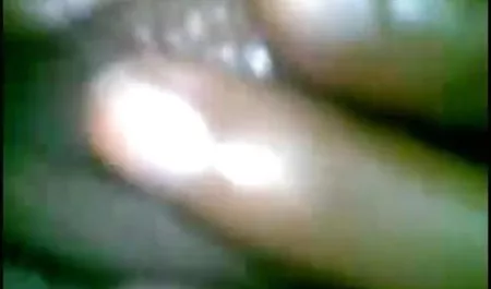 एक सेक्सी सेक्सी फिल्म दिखाइए नाइट क्लब में चुंबन और blowjob
