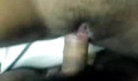पतली श्यामला सेक्सी फिल्म हिन्दी मे बिल्ली में dildo चिपक जाती है