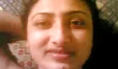 एशियाई ने कैमरे के सामने अपने हाथों से हिन्दी फिल्म सेक्सी अपना झटका दिया