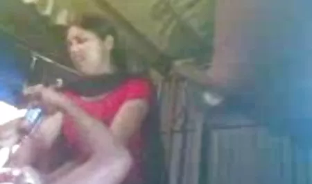 एक अनुभवहीन लड़की शूटिंग के लिए एक सेक्सी हिंदी फुल पेशेवर निर्देशक के पास आई