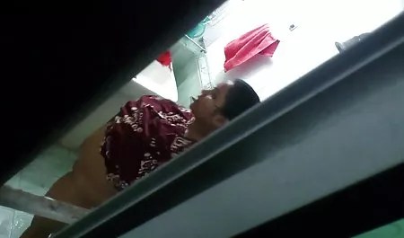 माँ ने अपनी हिंदी में सेक्सी फिल्म का वीडियो बेटी को संभोग की कला सिखाई