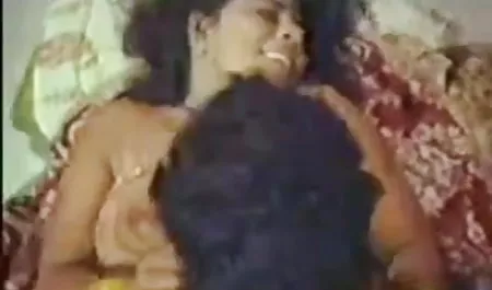उसकी मदद करने के लिए स्ट्रैप-ऑन करें हिंदी फिल्म हिंदी फिल्म सेक्सी
