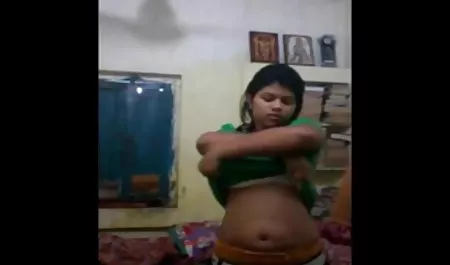 अधोवस्त्र में सेक्सी फिल्म हिंदी वीडियो में पतला एशियाई
