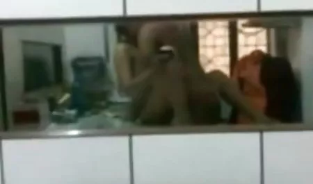 सोफे पर सेक्सी हिंदी मूवी में शानदार सुंदरता उत्साहित है