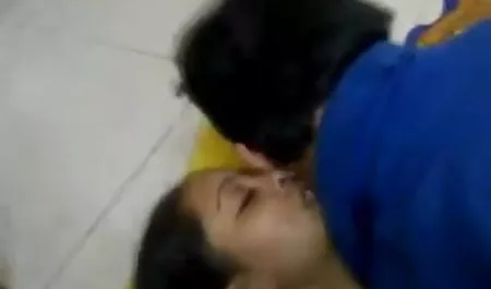 दो गोरे लोग कठोर सेक्स सेक्स सेक्स फिल्म वीडियो में एशियाई को घूरते हैं