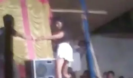 एक नाव में झूलना सेक्सी फिल्म करने वाली सेक्सी