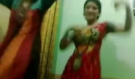एक पतली मॉडल ने योनि में एक शौचालय फुल सेक्स हिंदी मूवी ब्रश डाला