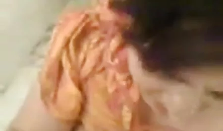 एशले एडम्स एक स्वेटर में छेद के माध्यम सेक्सी हिंदी फिल्म दिखाओ से स्तन flaunting