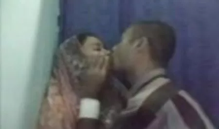 नाश्ते के बजाय सेक्सी फिल्म वीडियो में चाहिए एक दूसरे को सहलाना