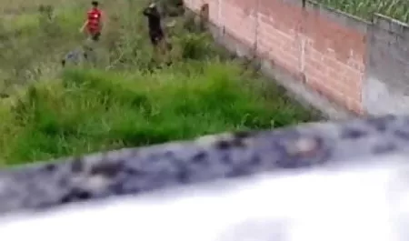 एक आदमी बिस्तर के माध्यम से काम करने के लिए हिंदी मूवी पिक्चर सेक्सी मॉडल डायल करता है