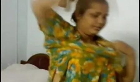 लिविंग रूम में सोफे पर सेक्सी मूवी बीपी वीडियो जुनून पसंद है