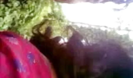बड़ी आंखों वाला गोरा एक स्थायी सदस्य पर कूदना पसंद करता है हिंदी फिल्म पिक्चर सेक्सी