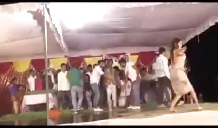 एक ठोस सेक्सी वाली फिल्म दिखाओ गधा