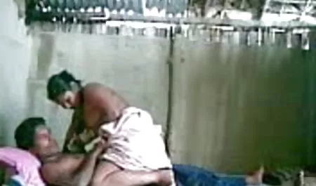 एक रास्पबेरी बेडस्प्रेड पर एक ब्लू पिक्चर वीडियो में सेक्स अकेली लड़की का हस्तमैथुन