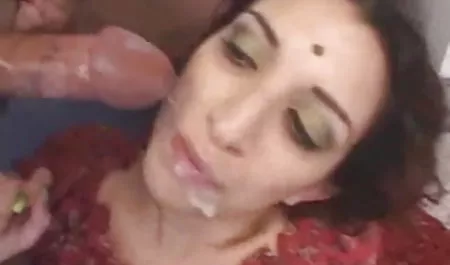 मीशा क्रॉस खुद को किचन में पेश करती है भोजपुरी सेक्सी फिल्म हिंदी मै
