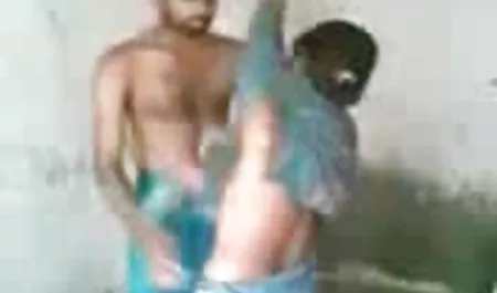 एक हिंदी मूवी सेक्सी वीडियो कार में तीन चूजों को जलाया जाता है