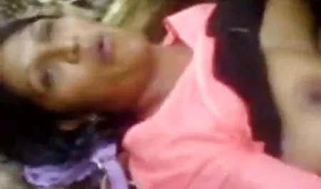 जापानी महिला बाथरूम में डिल्डो के साथ खेलती सेक्सी हिंदी में बीएफ फिल्म है