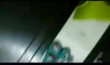 चार्ली चेज़ खुद वीडियो फिल्म सेक्सी फिल्म को सोफे पर उँगलियाँ मारते हुए