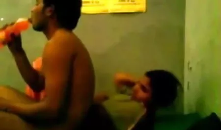 एक चमड़े के सोफे पर सेक्सी फिल्म देखने के लिए वीडियो पैर फैलाएं
