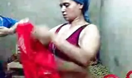 अभिनेत्री ने हिंदी सेक्सी फिल्म दिखाएं एक काले आदमी से चूसा