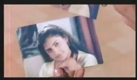 लैटिन लड़की अपने शरीर के साथ खेलती बॉलीवुड फिल्म सेक्सी वीडियो है