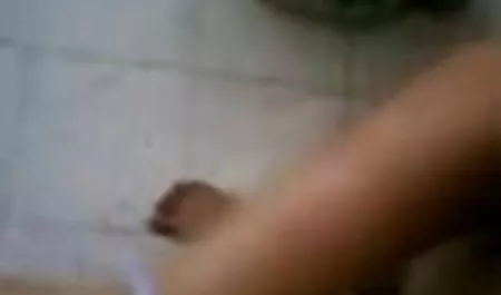 बाथरूम हिंदी की सेक्सी मूवी में नंगा नाच