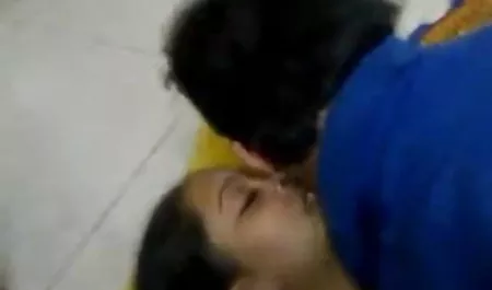बाथरूम हिंदी मूवी फिल्म सेक्सी में गीला ब्रुनेट्स