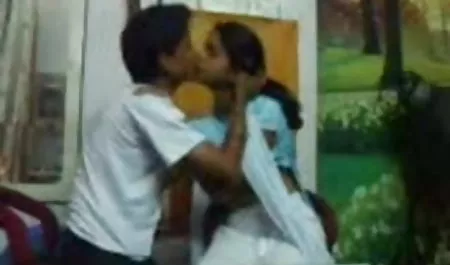 एक काले आदमी के एक बड़े मुर्गा पर 2 साल की सेक्सी फिल्म एक सवार की भूमिका में गोरा